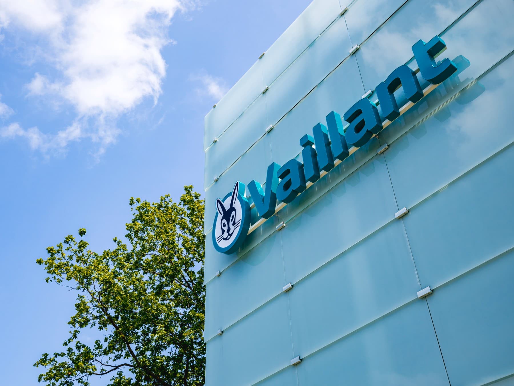 Logo-ul Vaillant pe o cladire