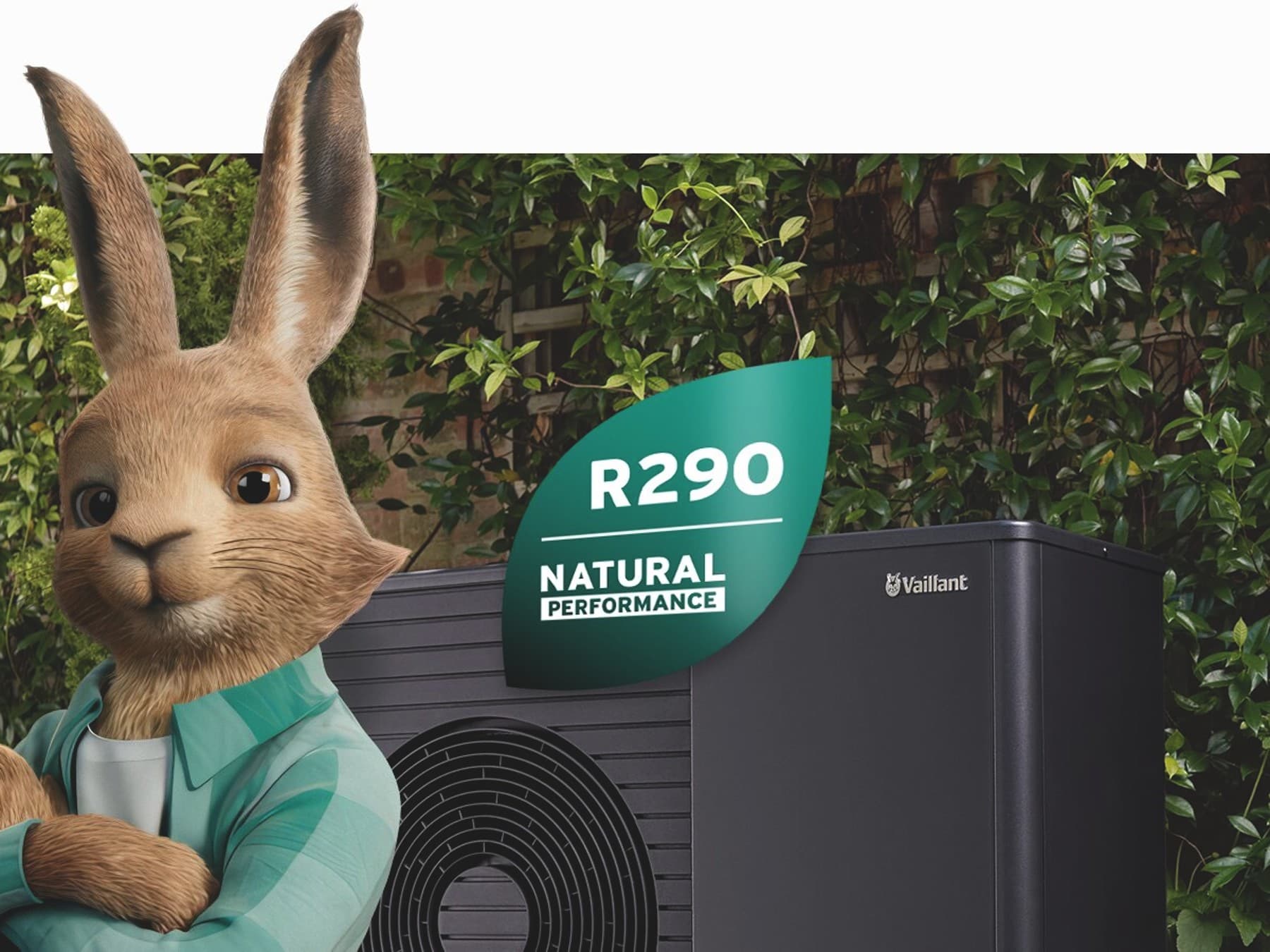 Iepure Vaillant cu sigla agentului frigorific natural in ftța unei pompe de caldura aroTHERM plus