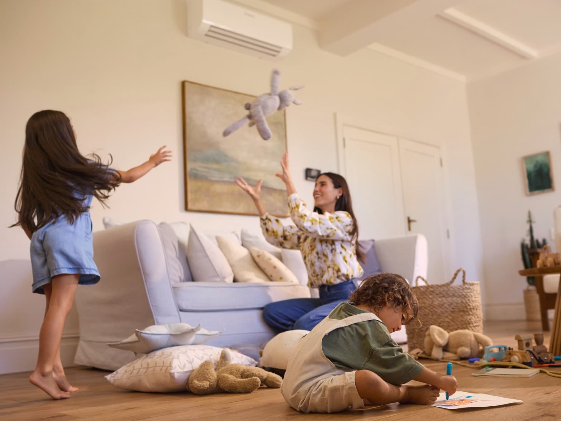 Familia se joaca confortabil in sufragerie.