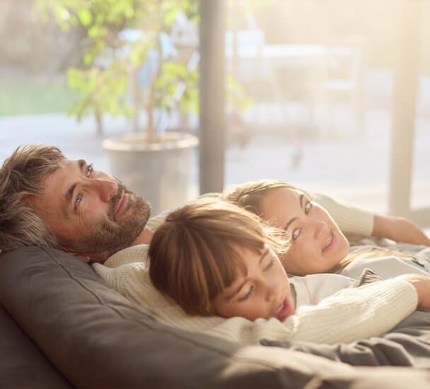 O familie care se relaxeaza pe canapea