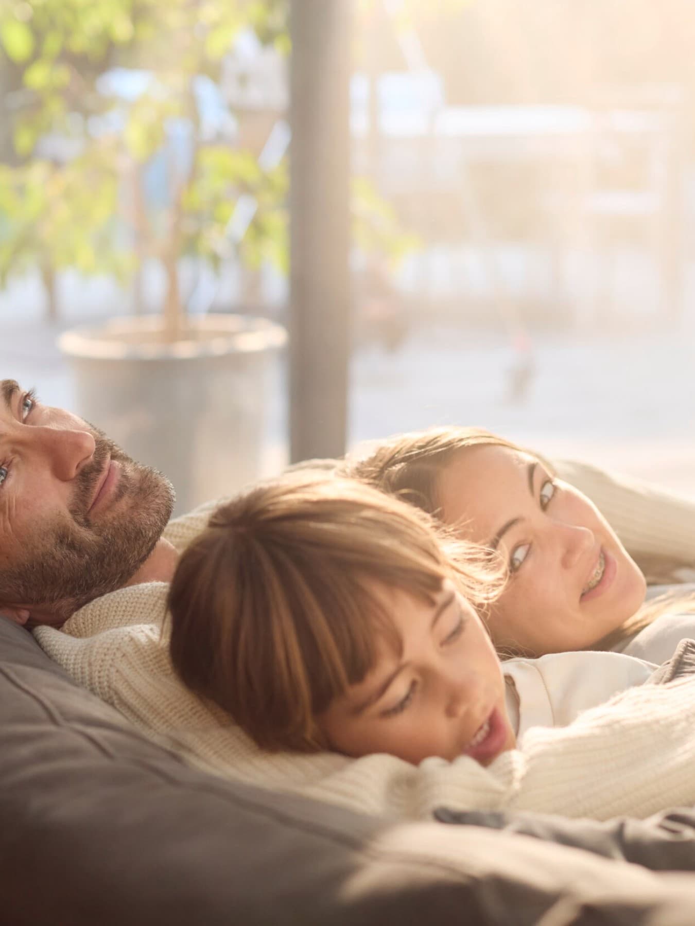 Barbat, femeie si copil relaxandu-se