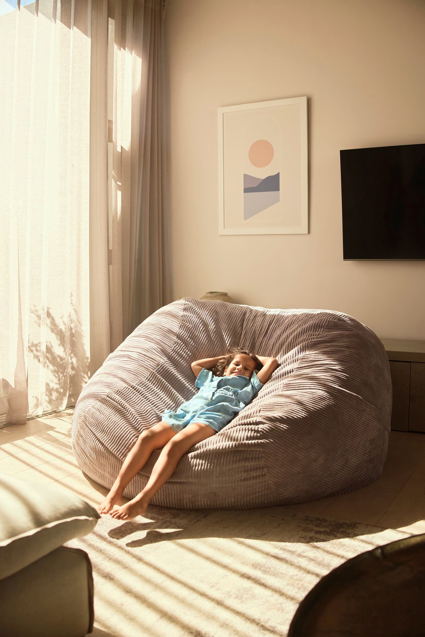 Fata se relaxeaza intr-un fotoliu-sac