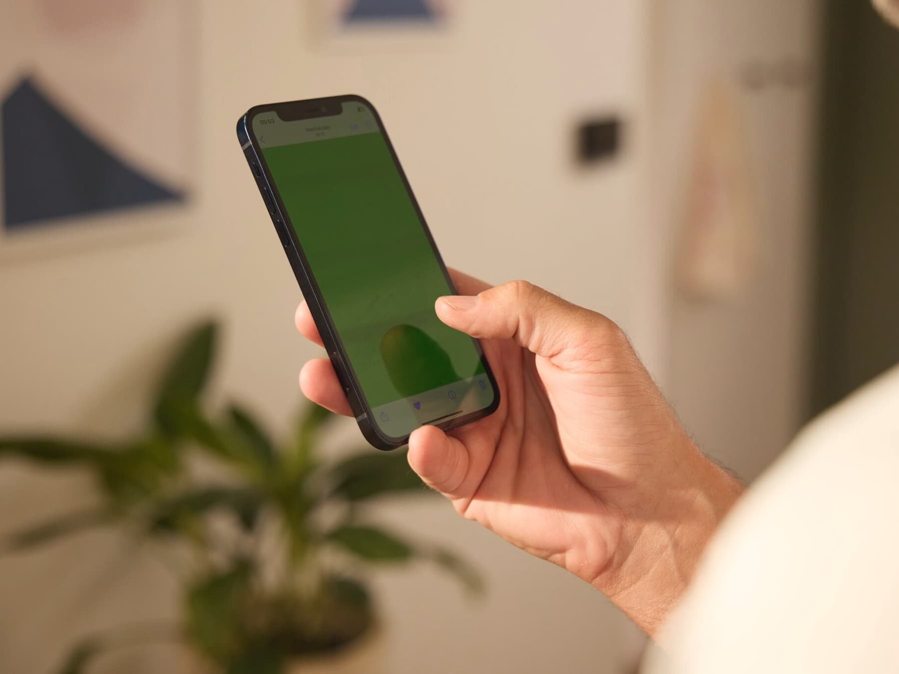 Un om cu telefonul in mana