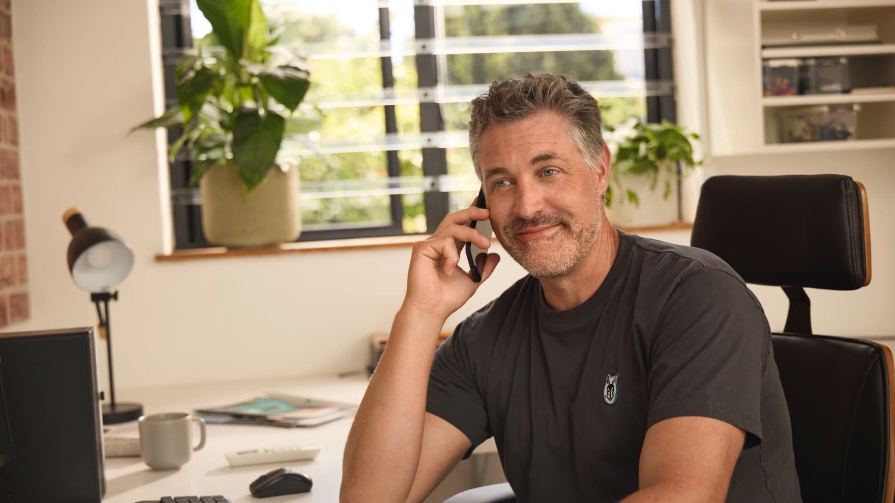 Un angajat Vaillant vorbeste la telefon