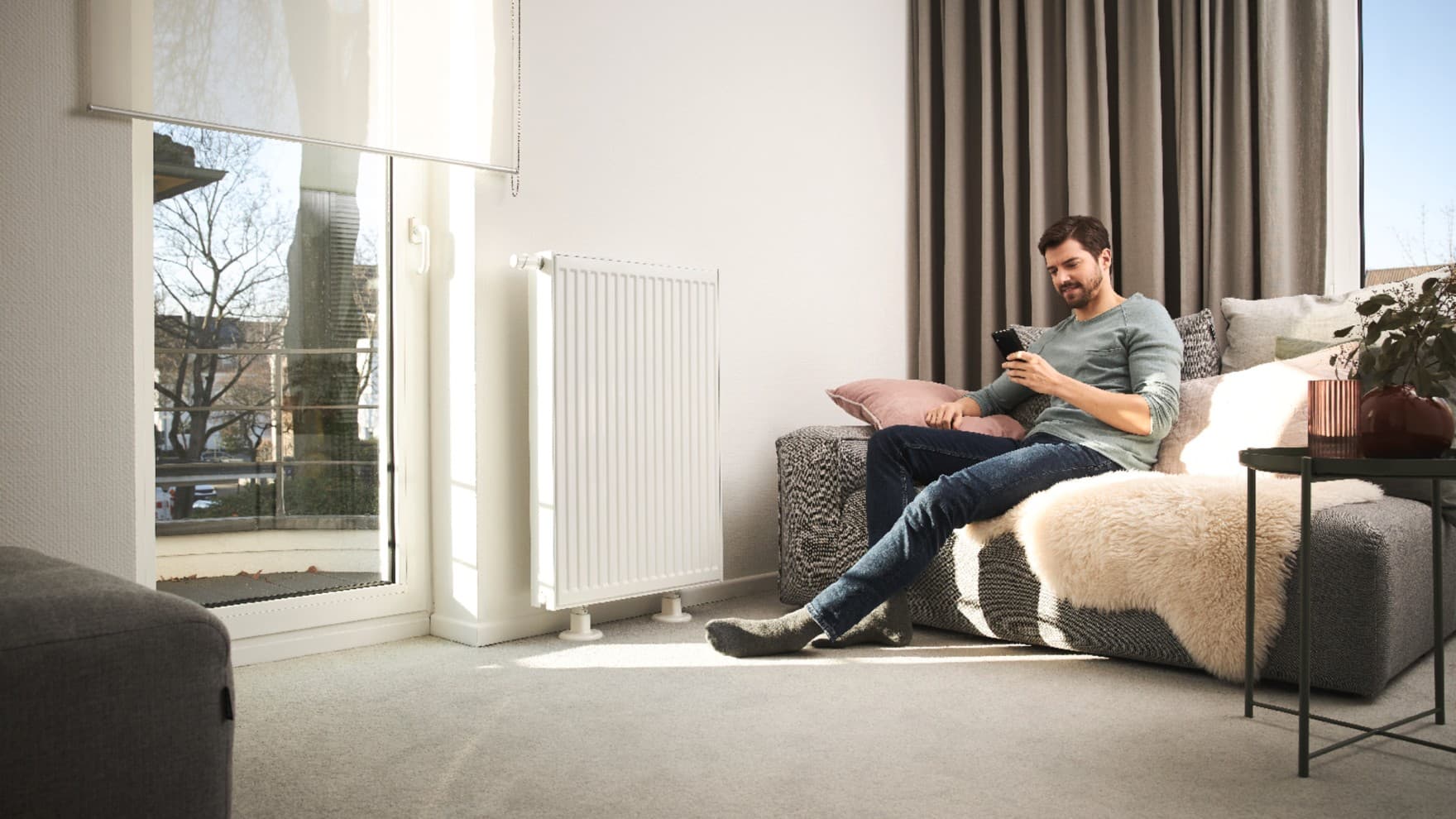 Un barbat care sta langa radiator
