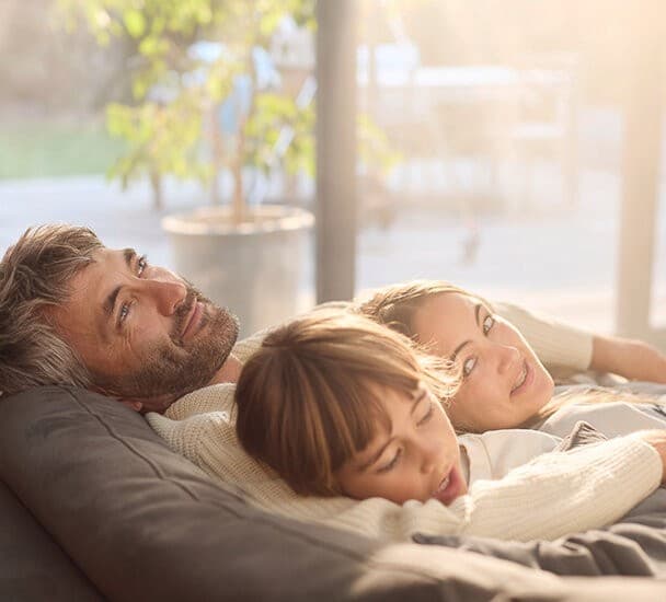 O familie care se relaxeaza pe canapea
