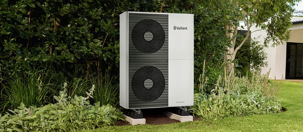 Pompa de caldura cu sursa de aer aroTHERM Split intr-o gradina