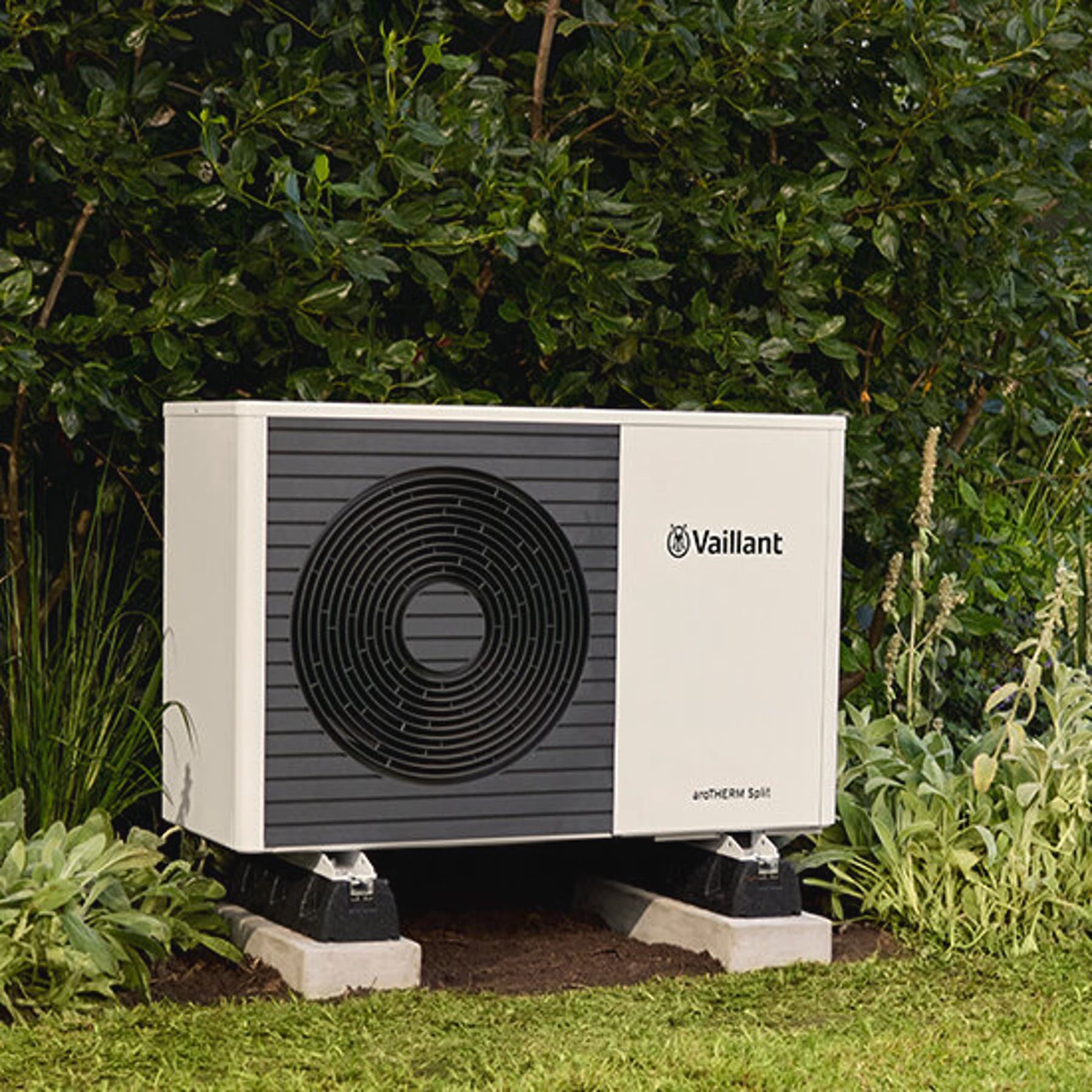 Pompa de caldura Vaillant amplasata intr-o gradina