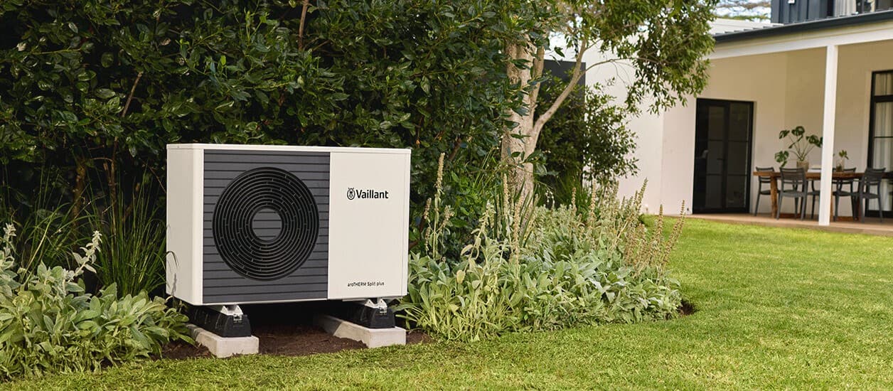 Pompa de caldura cu sursa de aer aroTHERM Split plus intr-o gradina