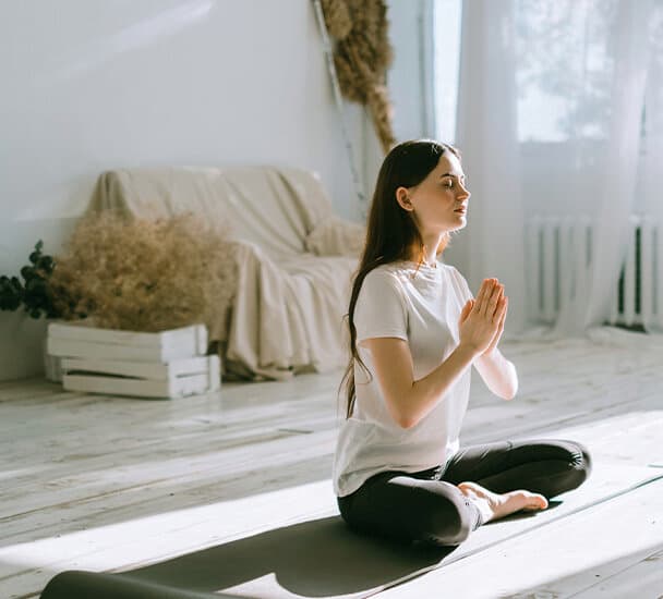 O femeie care practica yoga