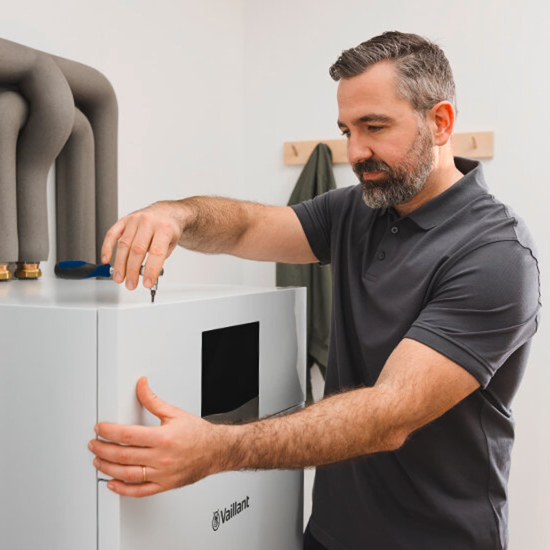 Pompa de caldura cu sursa apa geoTHERM intr-o camera tehnica