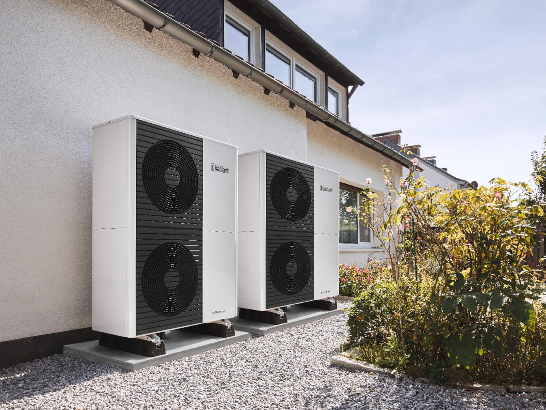 Pompe de caldura Vaillant in fata unei cladiri moderne