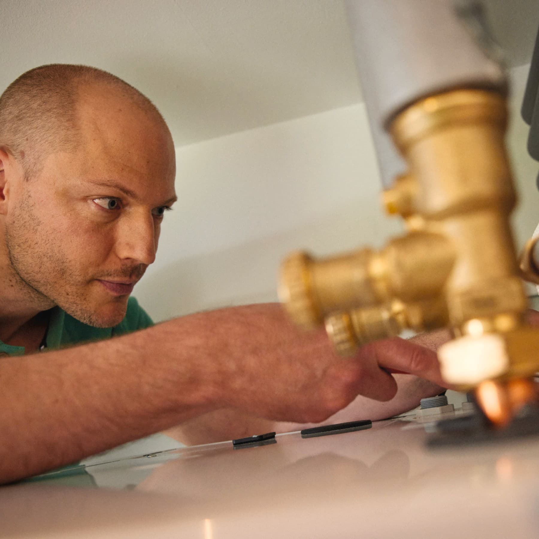 Instalator care conecteaza gospodaria la sistemul de incalzire centralizata