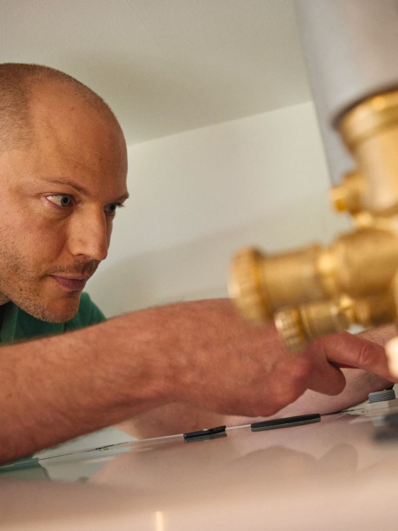 Instalator care conecteaza gospodaria la sistemul de incalzire centralizata