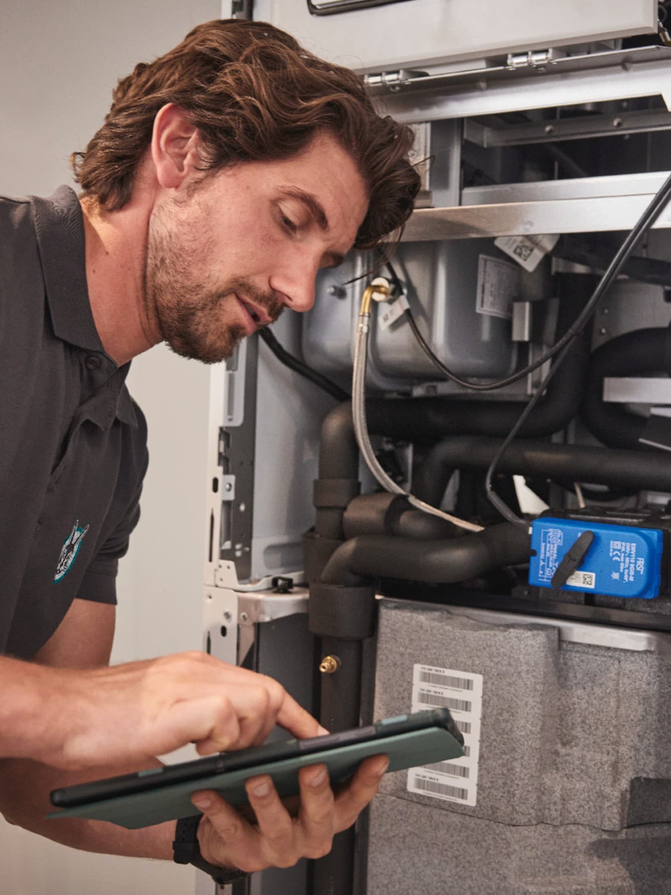 Inginer Vaillant care efectueaza intretinerea unei centrale ecoTEC plus