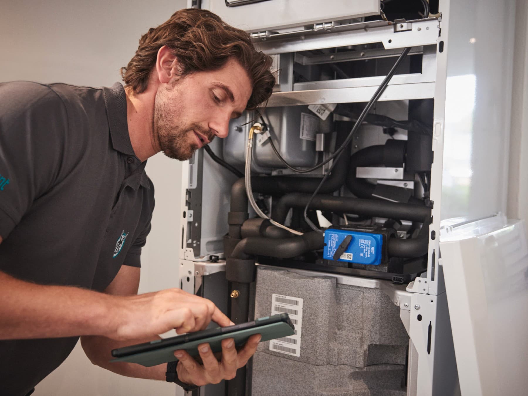 Inginer Vaillant care efectueaza intretinerea unei centrale ecoTEC plus