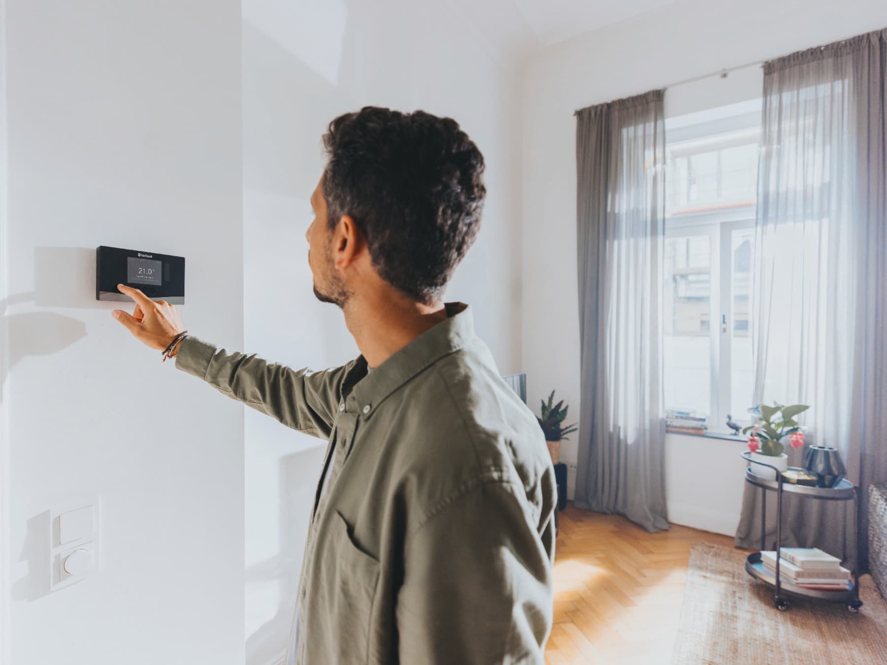 Barbat verificand setarile de pe controler Vaillant