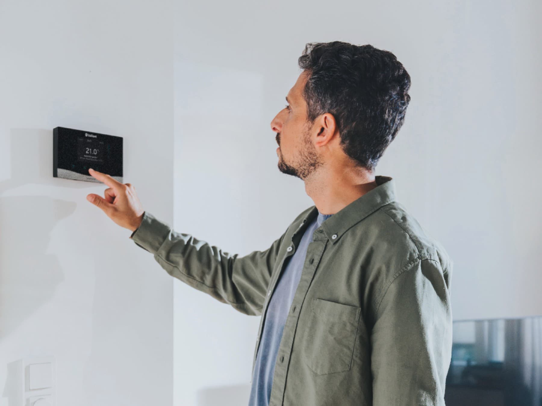 Barbat foloseste controlerul de sistem sensoCOMFORT