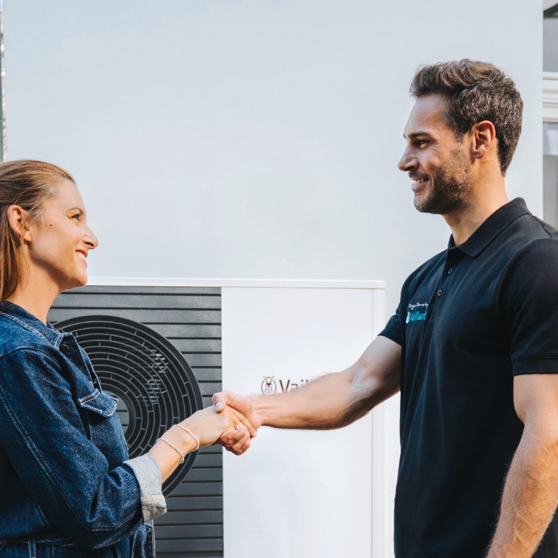 Partenerul de service Vaillant da mana cu un client