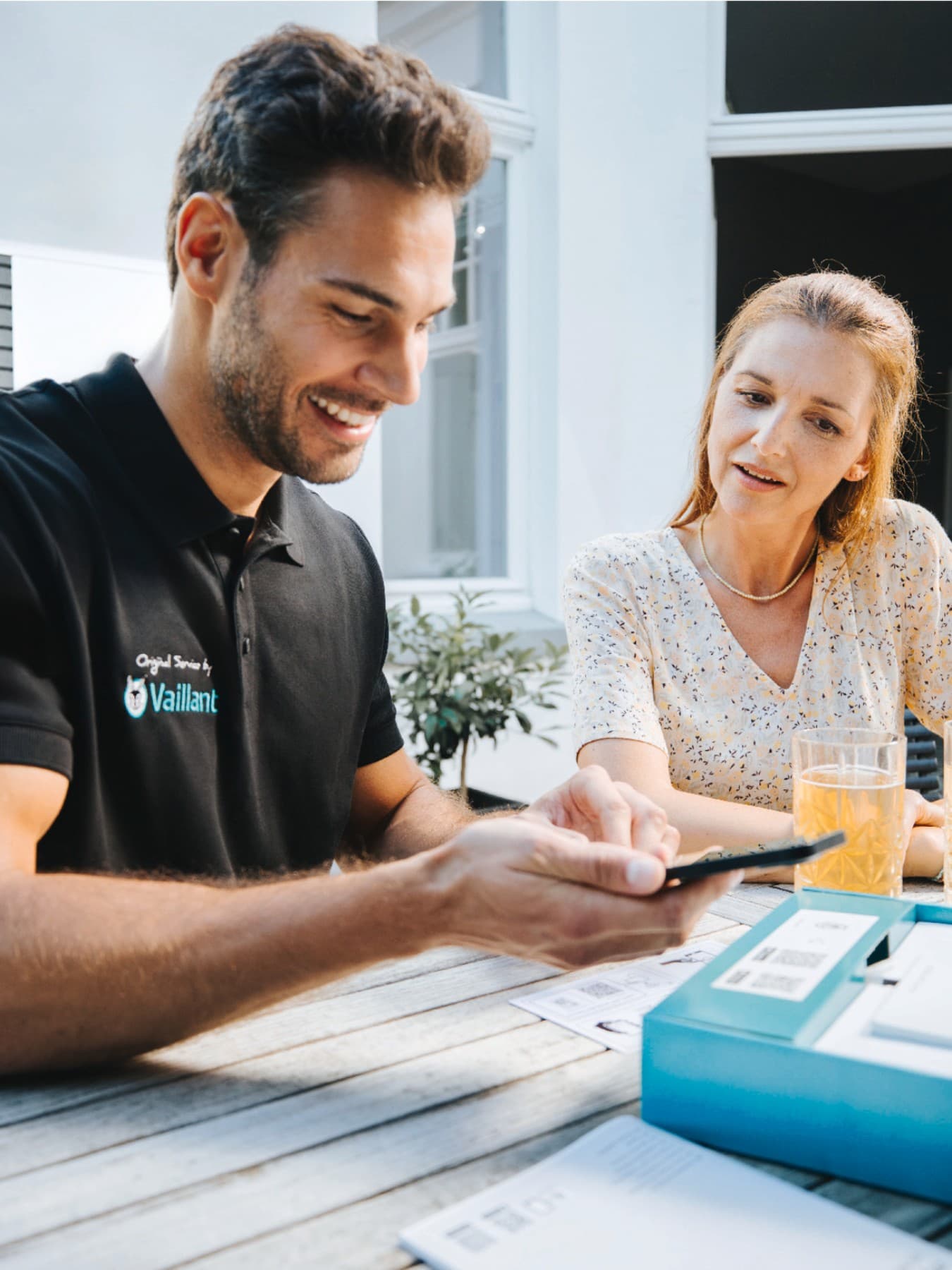 Tehnician de service Vaillant cu un client langa el