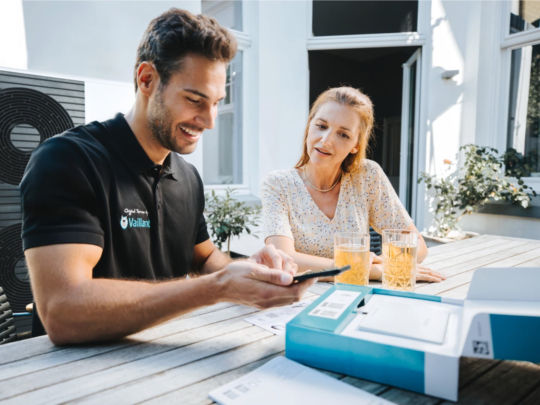 Tehnician de service Vaillant cu un client langa el
