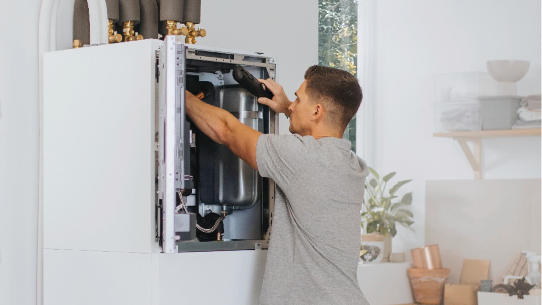 Partener autorizat lucrand la o unitate interioara a unei pompe de caldura Vaillant