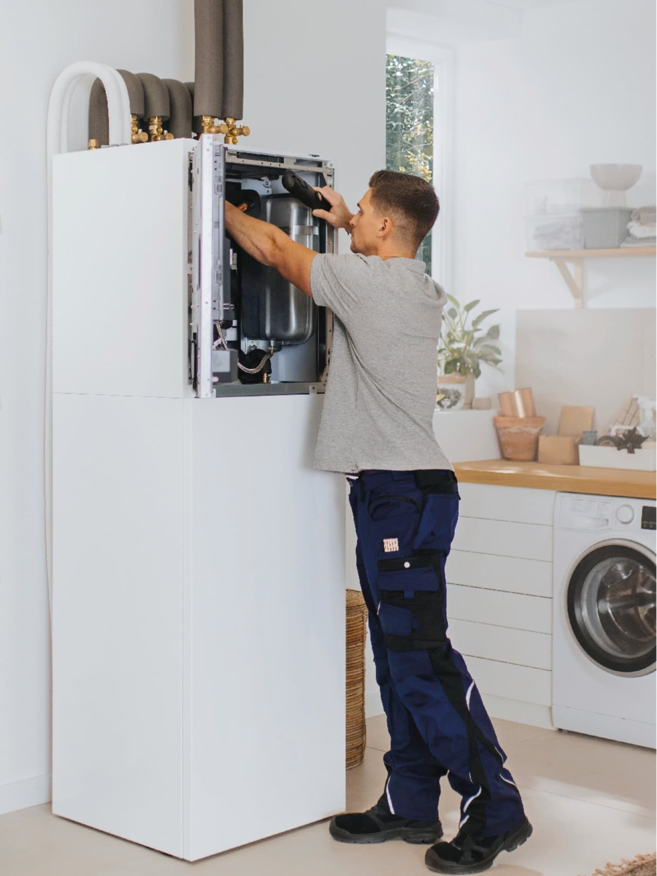 Partener autorizat lucrand la o unitate interioara a unei pompe de caldura Vaillant