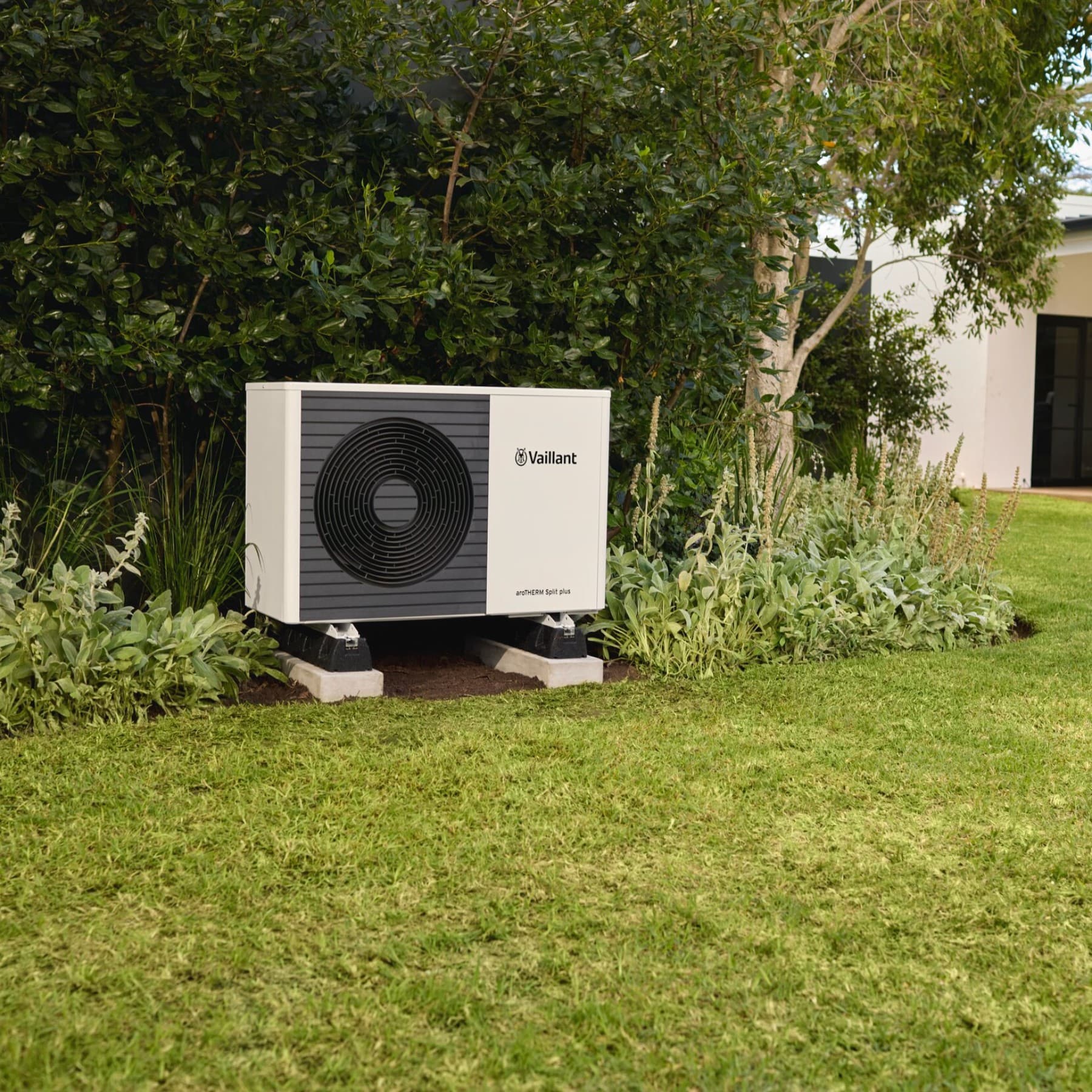 Unitatea exterioara a unei pompe de caldura intr-o gradina