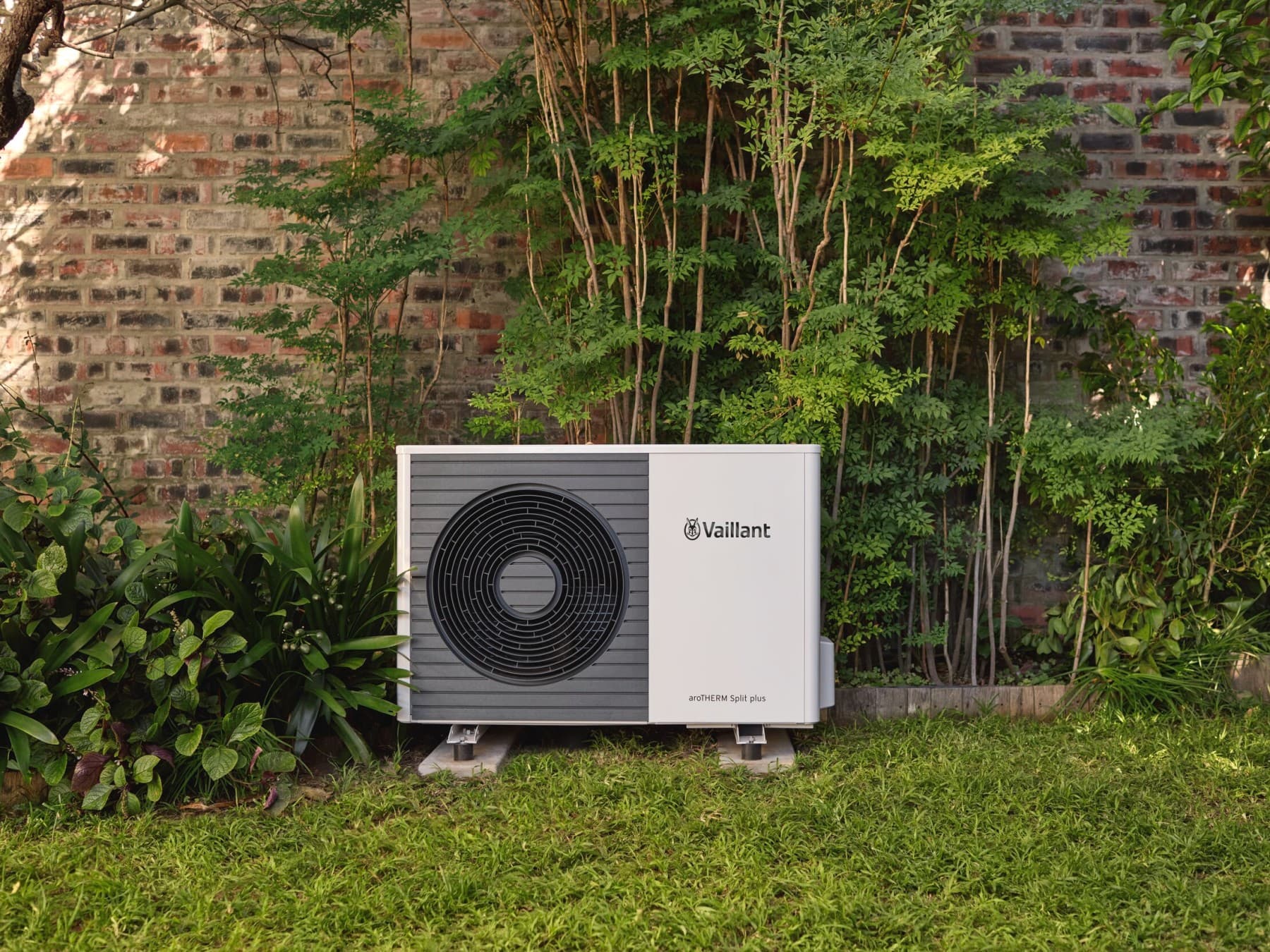 aroTHERM Split plus in fata unei case
