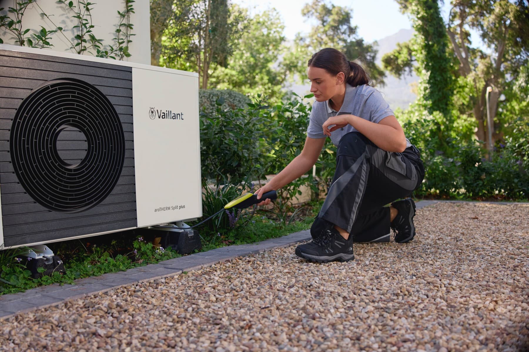 Instalator care lucreaza la o pompa de caldura