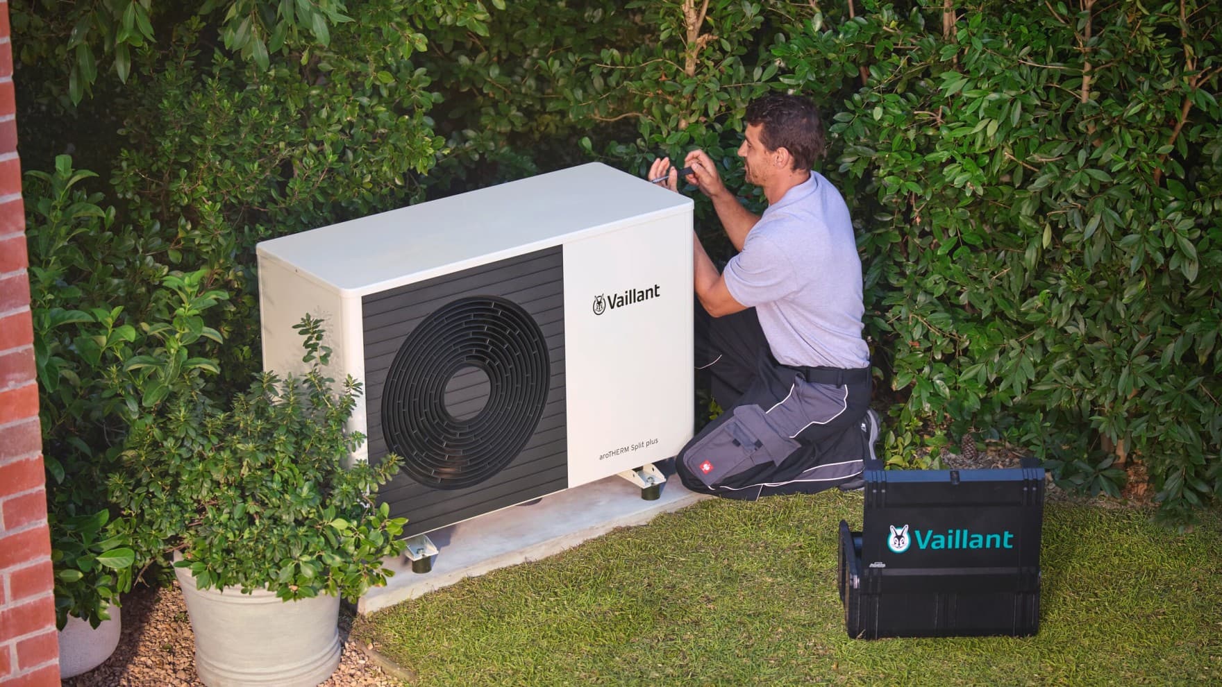 Un partener autorizat Vaillant verifica o pompa de caldura cu ajutorul unui instrument
