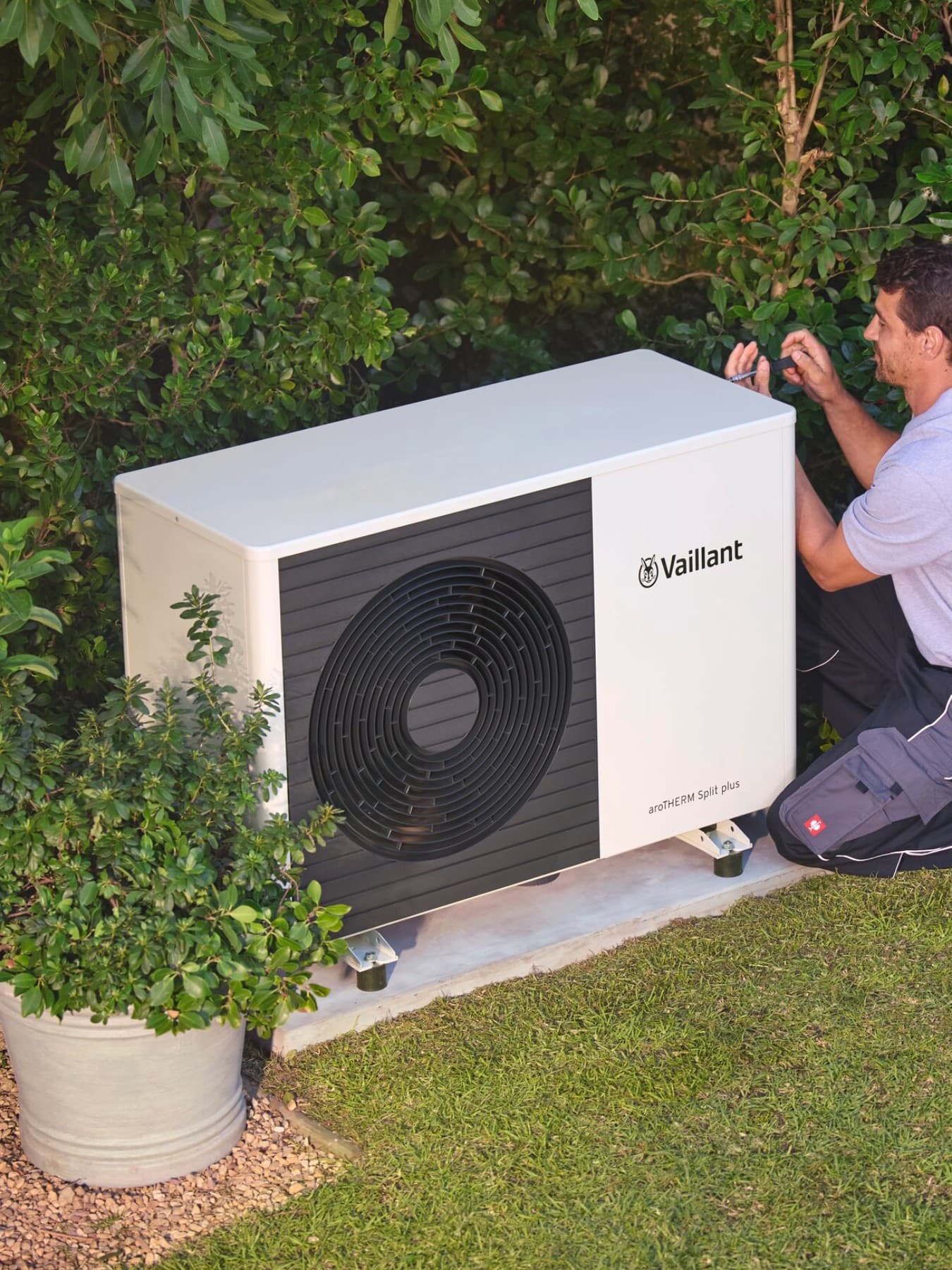 Un partener autorizat Vaillant verifica o pompa de caldura cu ajutorul unui instrument