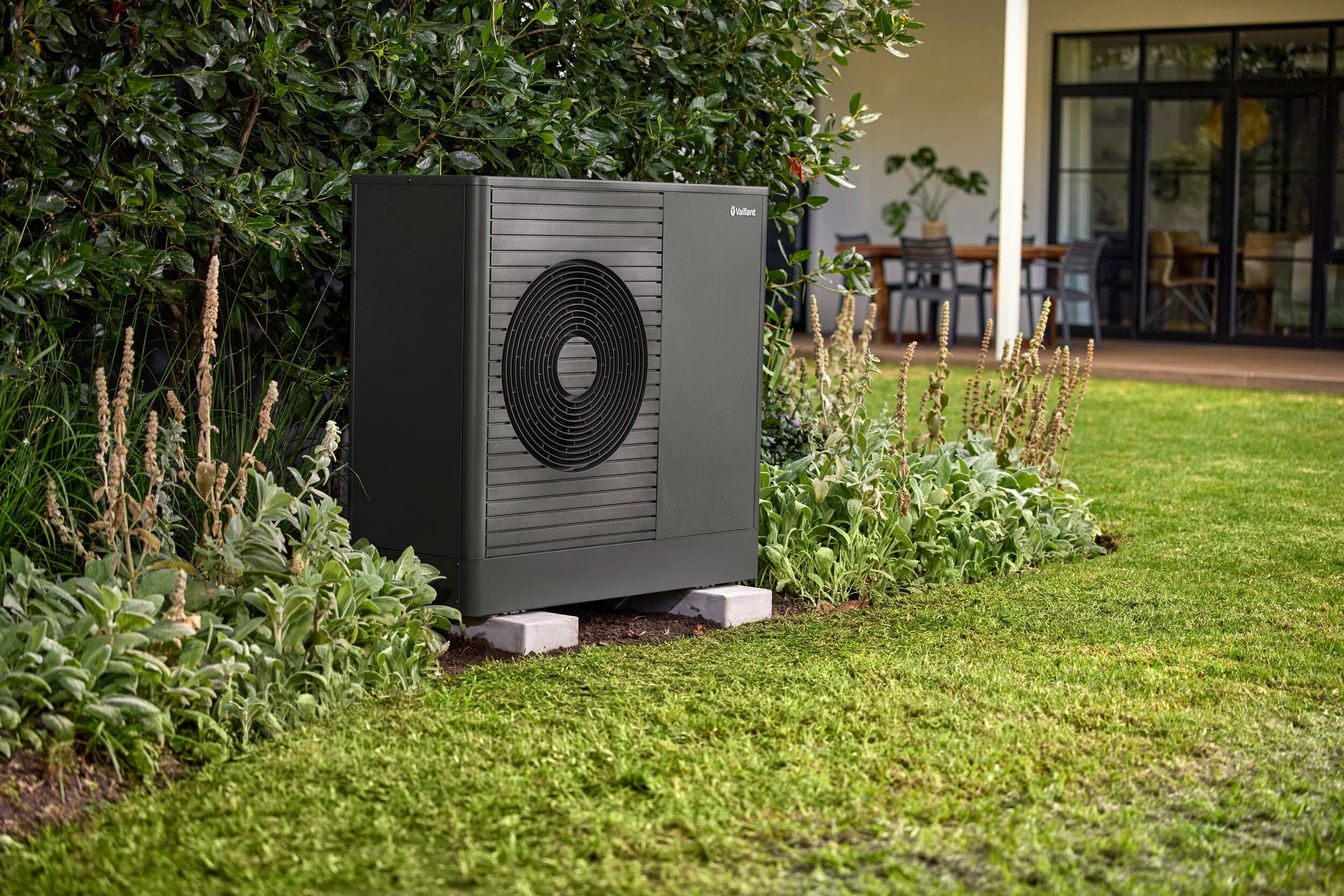 aroTHERM plus amplasat intr-o gradina