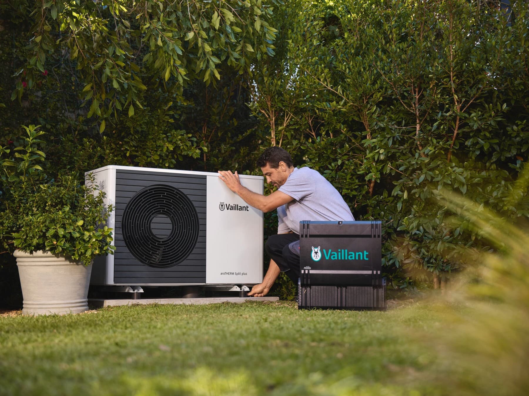 Un instalator care verifica o pompa de caldura Vaillant