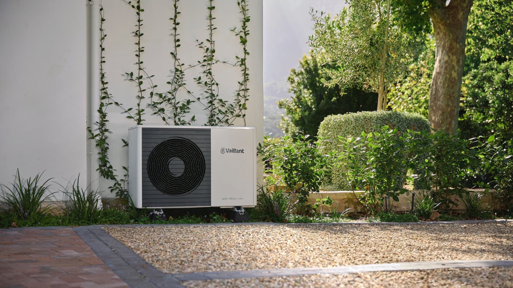 aroTHERM Split plus in exteriorul unei case