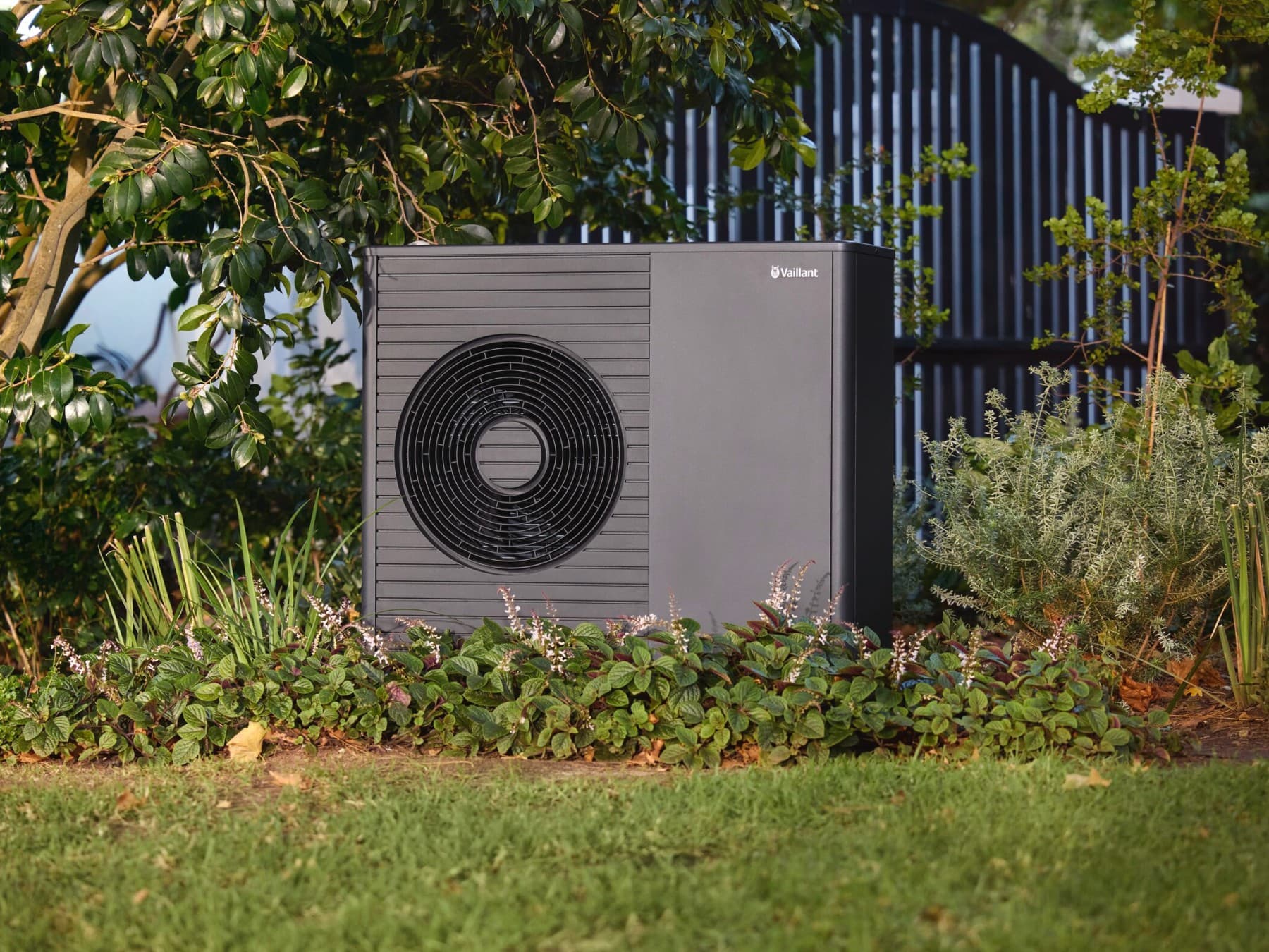 Pompa de caldura aroTHERM plus in gradina