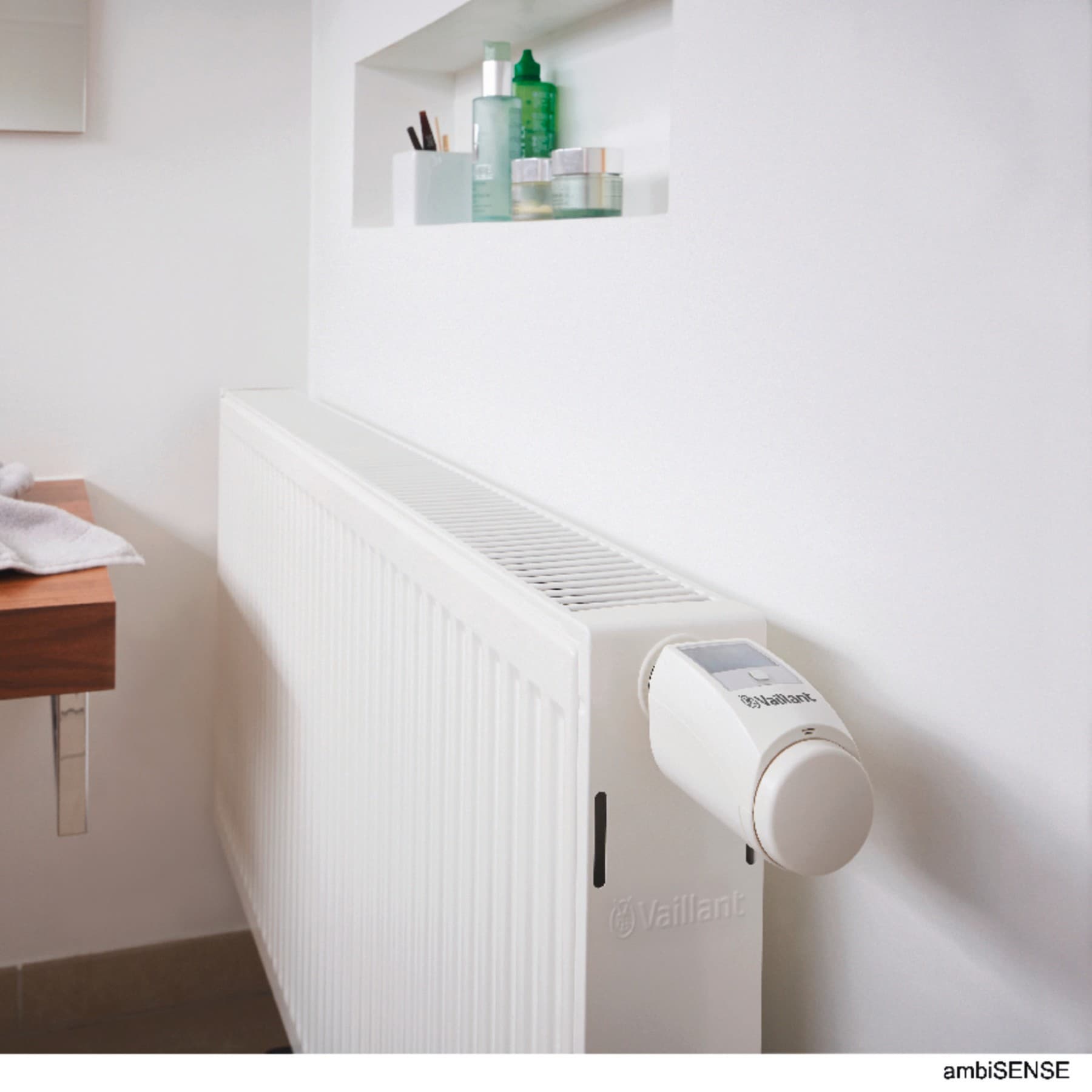 Radiator pe peretele din baie
