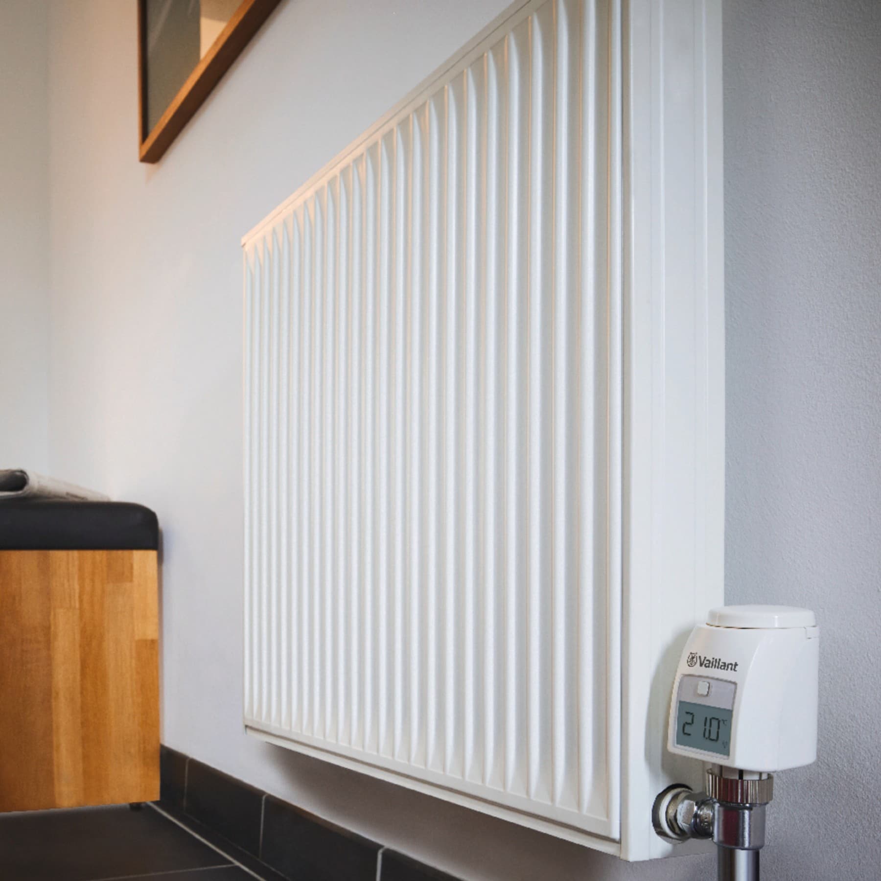 Radiator pe peretele din sufragerie