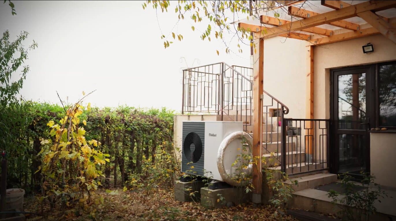 pompa de calura aroTHERM split intr-o gradina exterioara