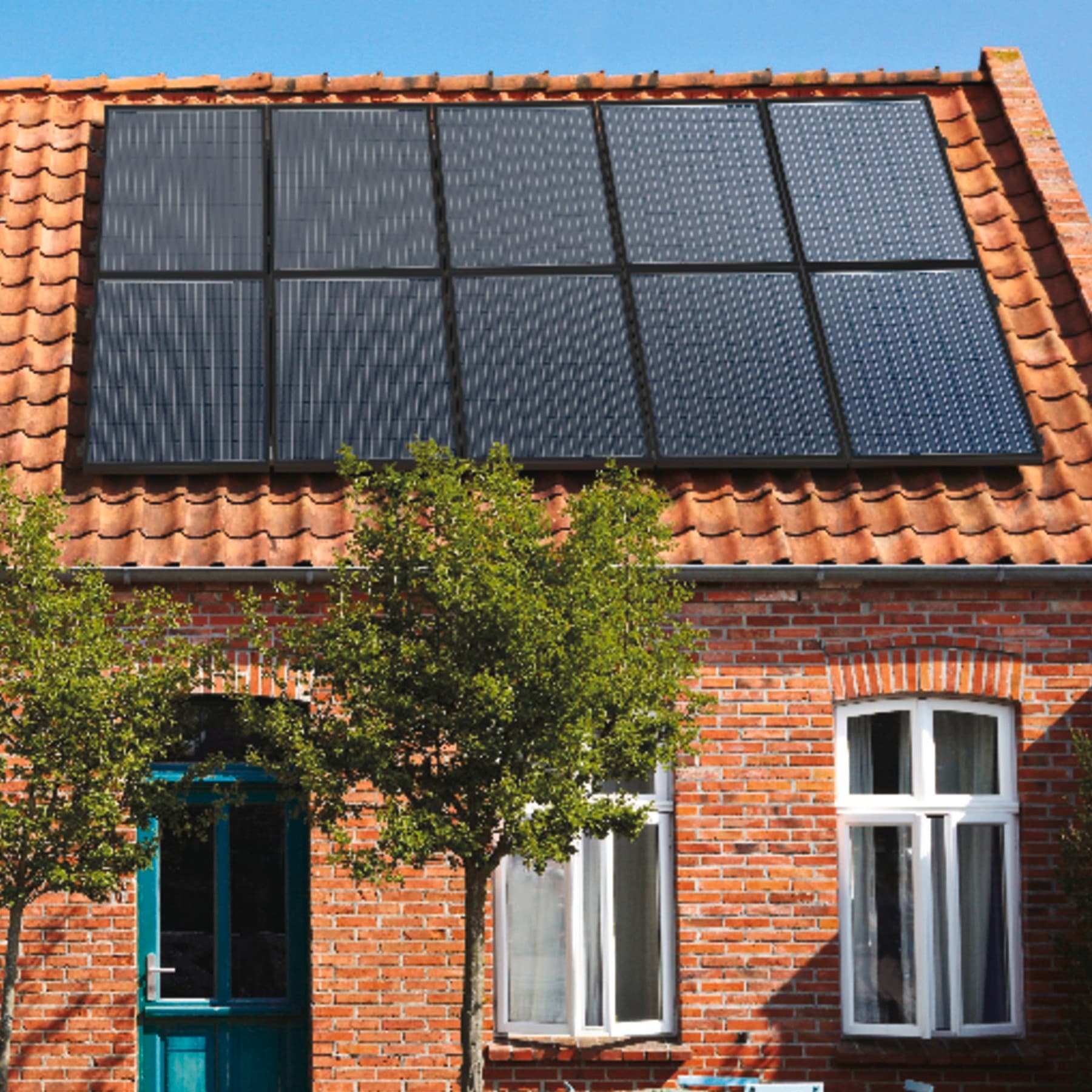 Sistem solar termic pe acoperisul unei case