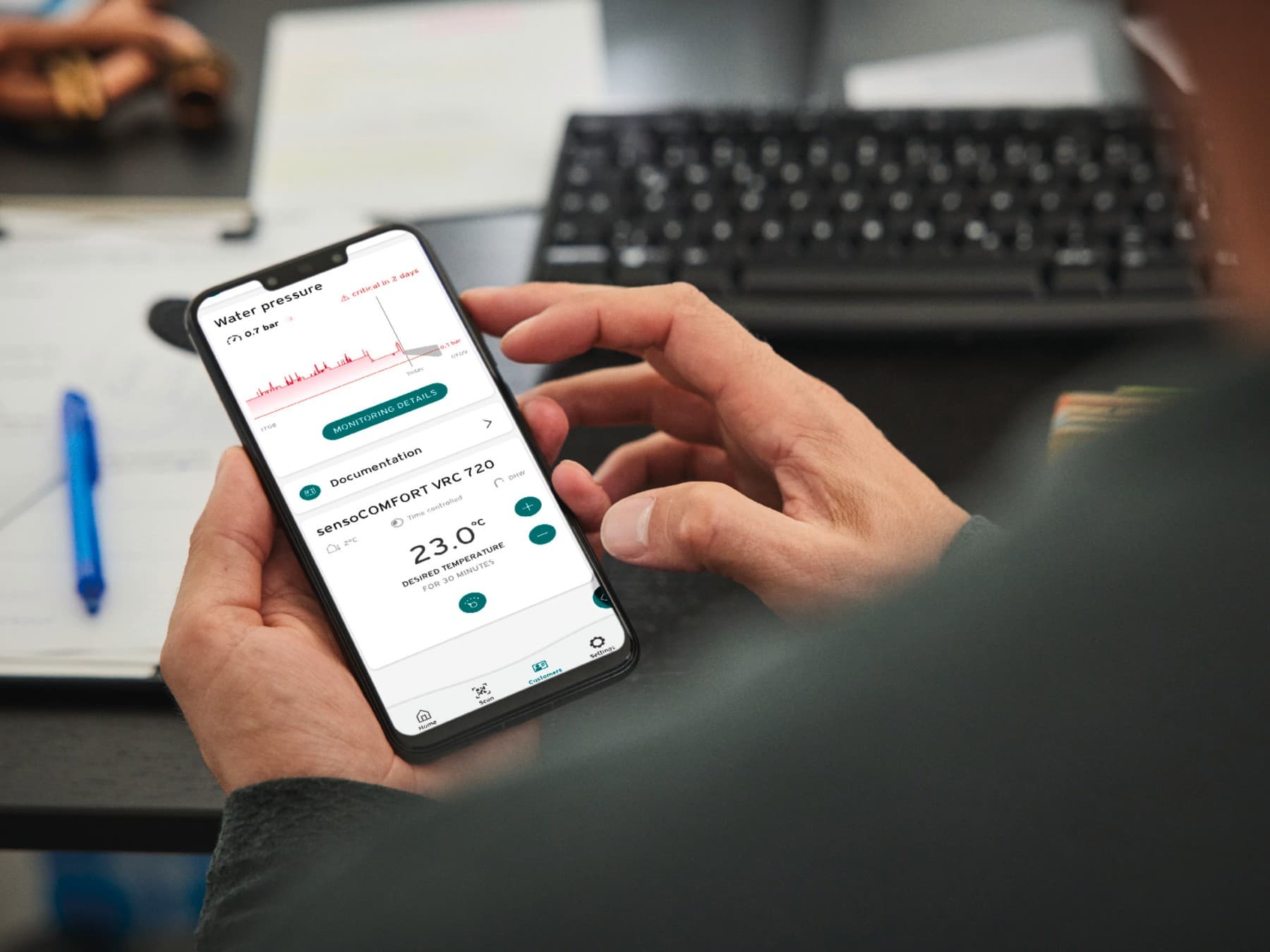 Telefon cu aplicatie pentru serviciul de monitorizare la distanta