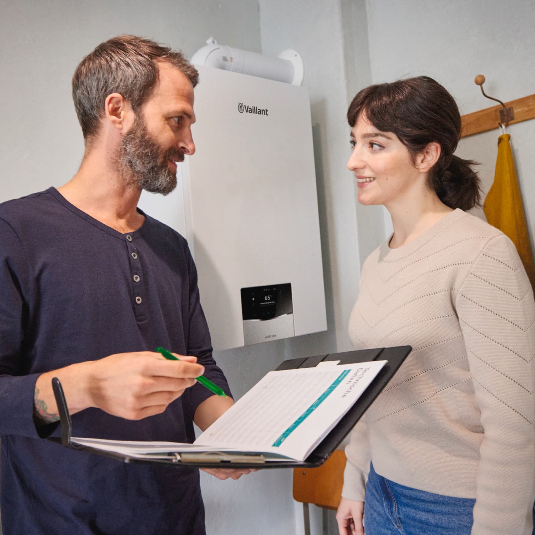 Un instalator discuta cu proprietara casei