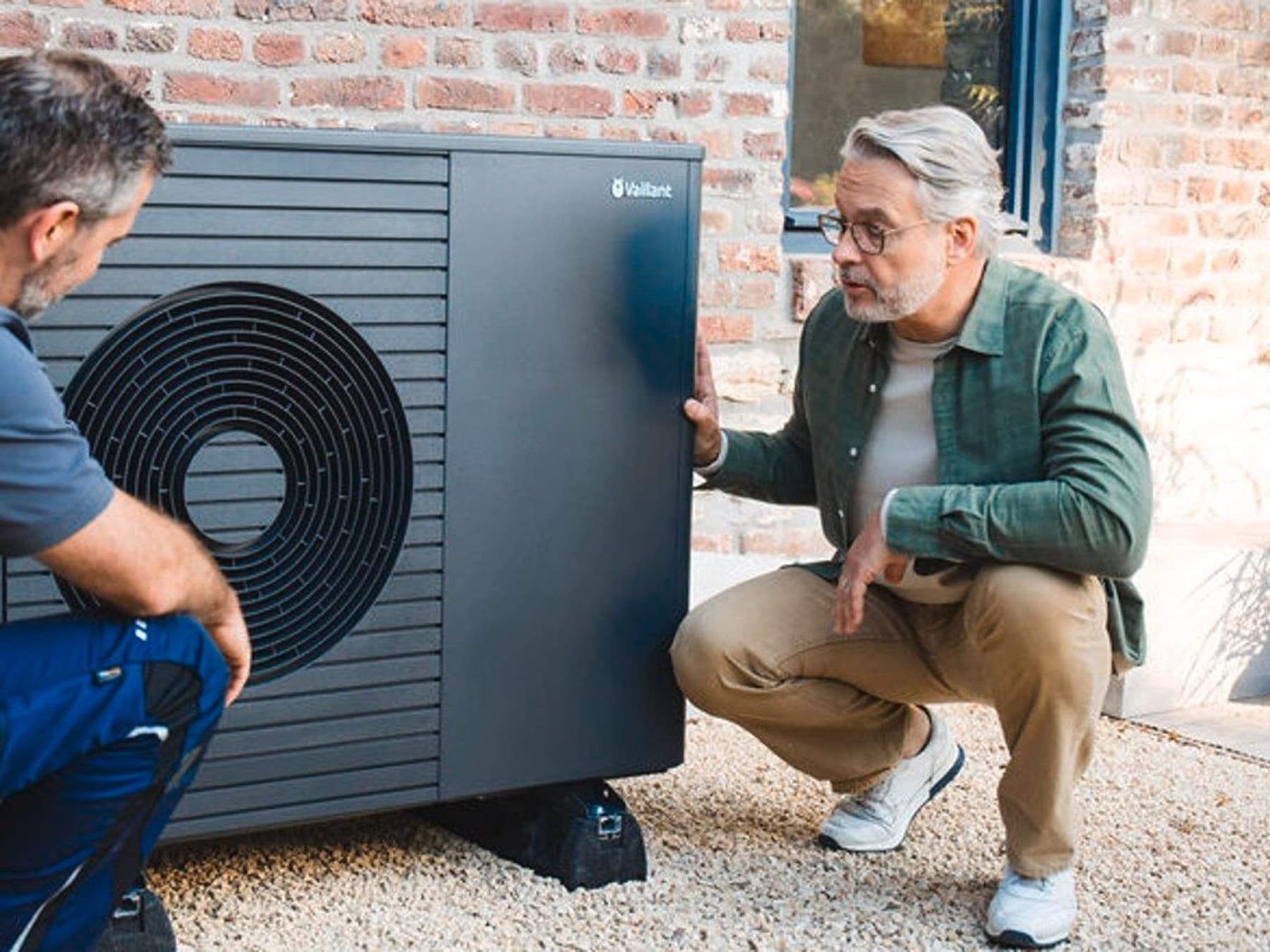 instalator si proprietar de casa langa o pompa de caldura Vaillant