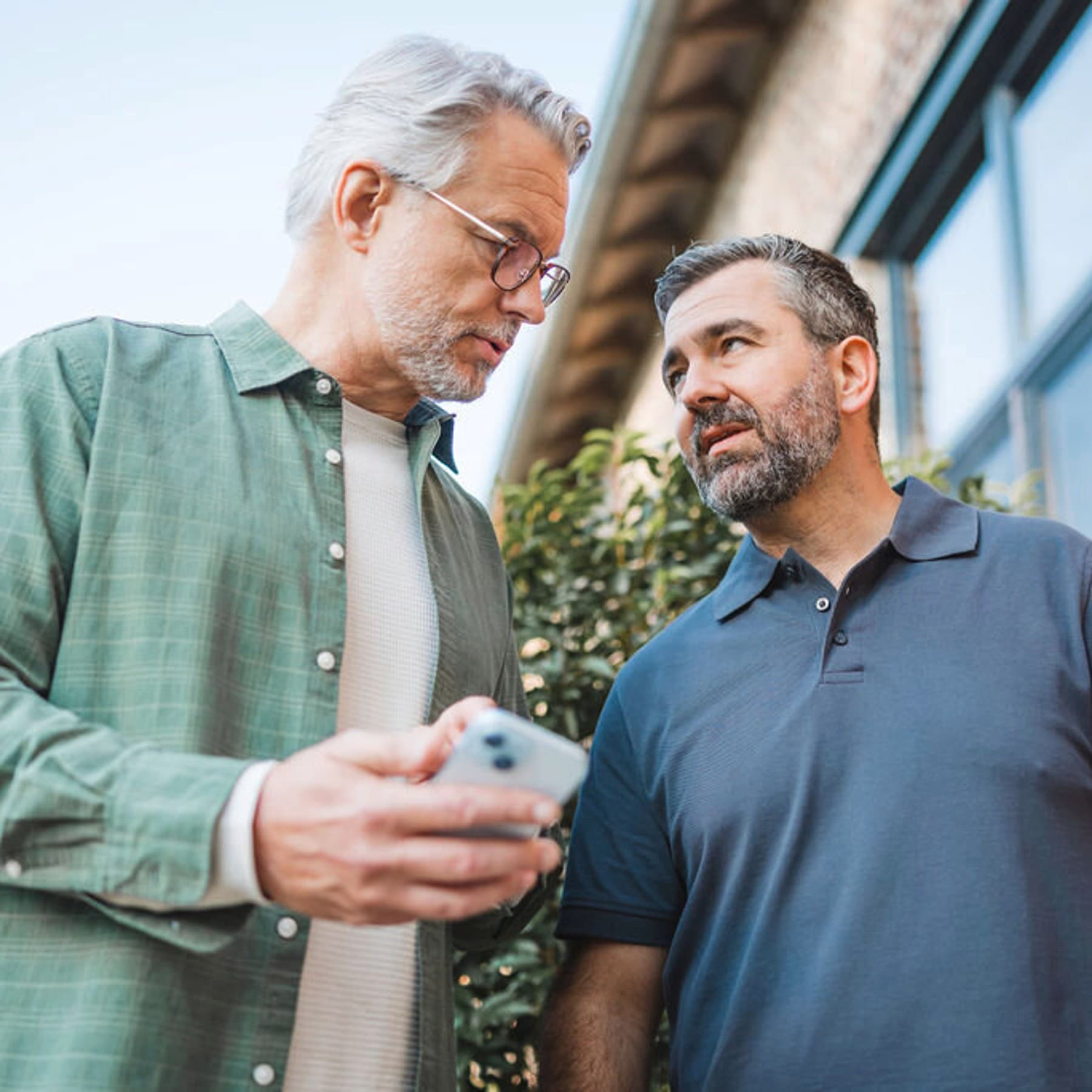 Barbat arata instalatorului ceva pe smartphone-ul sau