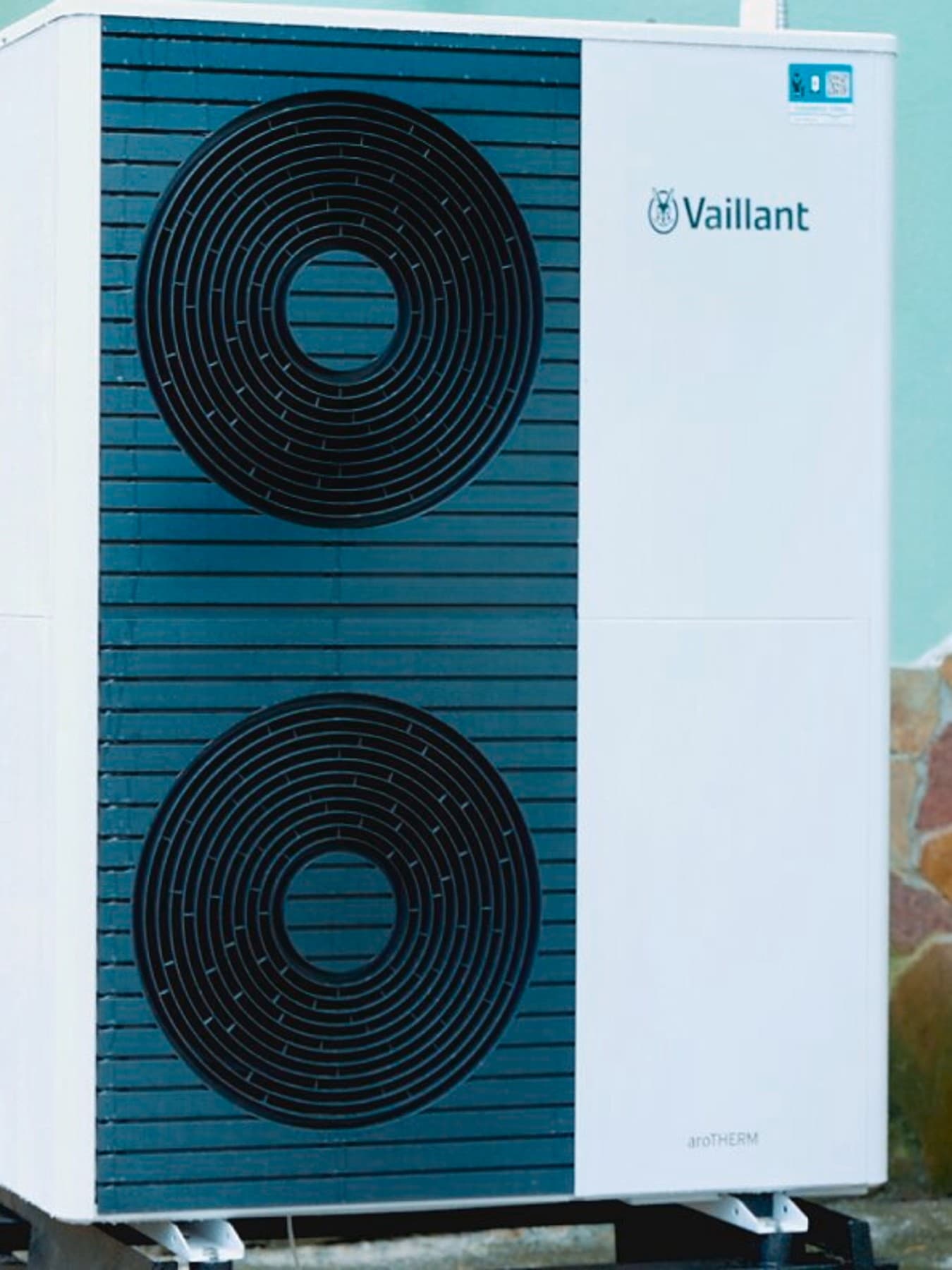 Noua pompa de caldura Vaillant amplasata in fata unei cladiri din SOS Children's Village din Brovary