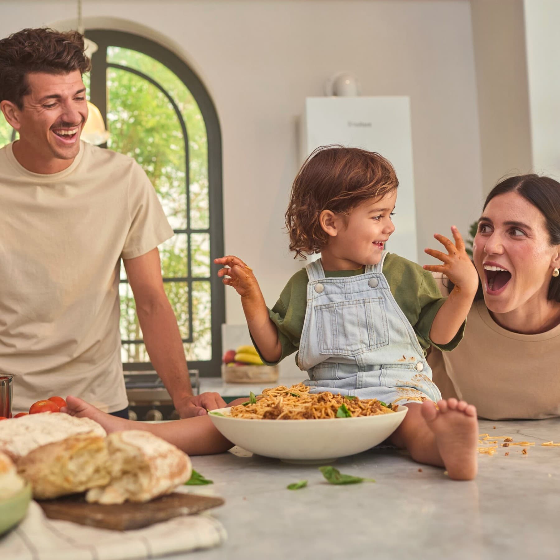 Familie in bucatarie, centrala Vaillant pe perete.