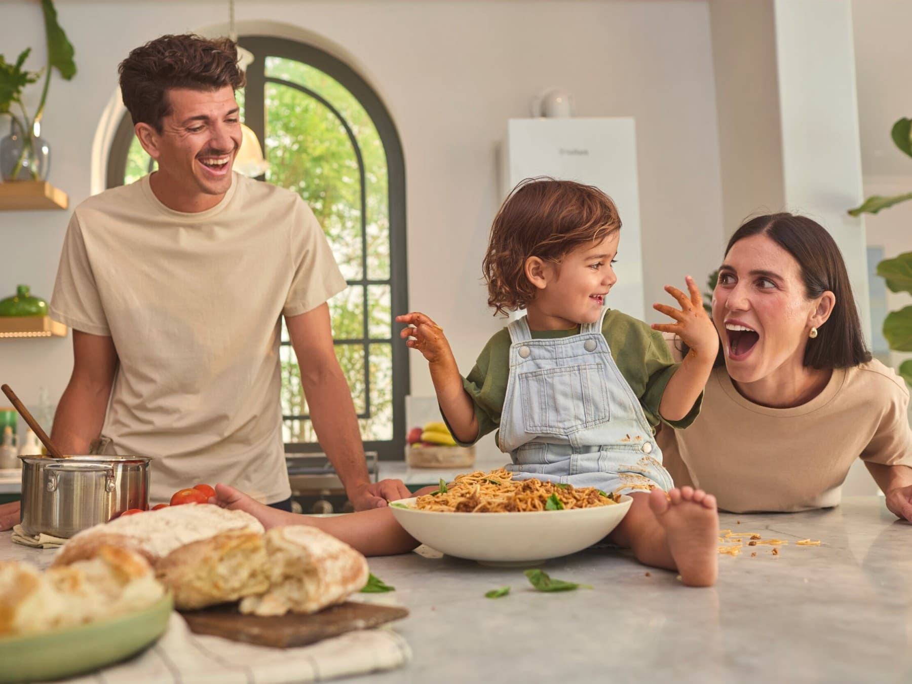 Familia gateste impreuna in bucatarie