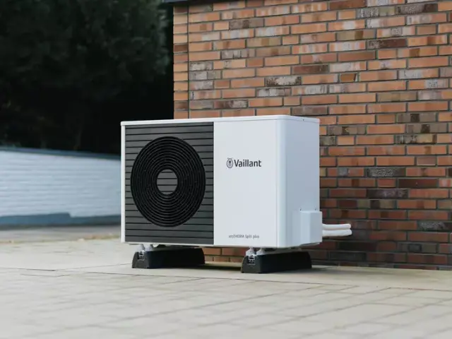 aroTHERM split plus în fața unui perete de cărămidă aroTHERM split plus în fața unui perete de cărămidă