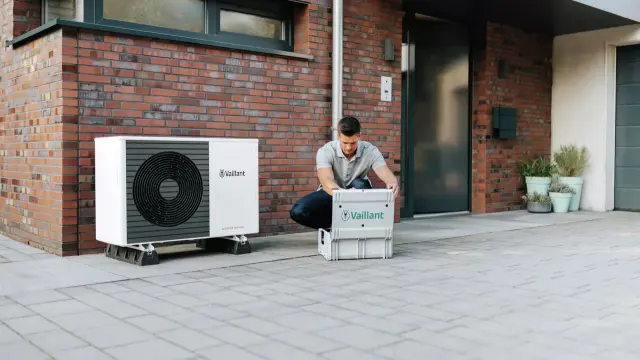 pompa de cadura in fata casei